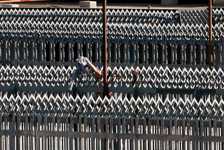 Una sommossa con materassi e tavolini in fiamme, immigrati sui tetti. Brucia il Cie di Ponte Galeria a Roma, durante la rivolta degli extracomunitari contro l’espulsione di un nigeriano. Un episodio, per il quale otto africani sono stati arrestati, che avviene a distanza di pochi giorni dalla protesta di un ivoriano all’aeroporto di Fiumicino, che contro la sua espulsione si era dato fuoco. La violenza nel Cie è partita dal rifiuto, da parte di un ospite nigeriano, Victor di 29 anni, del centro, di essere rimpatriato per effetto di un decreto di espulsione: l’uomo ha opposto resistenza alle forze […]