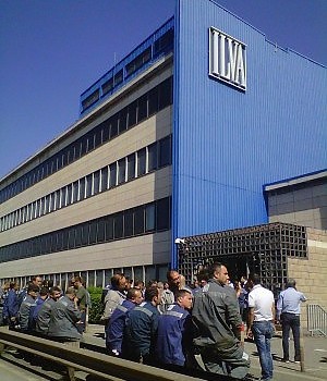 Crolla un ponteggio all’Ilva: morto un operaio, grave un altro Mentre a Roma si discute sui destini del parlamento e del governo e i numerosi capi e capetti politici si accapigliano su chi e come gestirà il prossimo comitato d’affari dei padroni, all’Ilva di Taranto si continua a morire. All’alba un operaio è morto e un altro è rimasto gravemente ferito per il crollo di un ponteggio verificatosi in una cokeria. La vittima si chiamava Ciro Moccia, aveva 42 anni ed era un dipendente dell’Ilva. Il ferito, Antonio Lidi, di 46, lavora per la ditta esterna Mr. Quello di […]