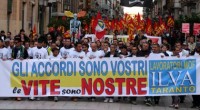 L’Usb (Unione sindacale di base) ha proclamato uno sciopero a oltranza nello stabilimento di Taranto a partire da oggi e finchè non sarà revocato l’accordo Ilva-sindacati del 10 novembre 2010 sulla riorganizzazione del lavoro nel reparto Movimento ferroviario, dove il 30 ottobre scorso è morto il locomotorista Claudio Marsella. Una delegazione del Mof, insieme con i dirigenti dell’Usb, ha incontrato oggi il direttore dello Spesal (Servizio di prevenzione e sicurezza dell’Asl) “per evidenziare ancora una volta – è detto in una nota – la grave situazione relativa alla carenza di sicurezza nel reparto”. L’Unione sindacale di base denuncia “l’atteggiamento […]