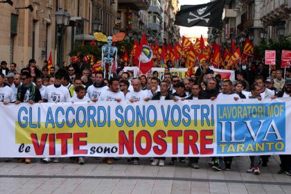 L’Usb (Unione sindacale di base) ha proclamato uno sciopero a oltranza nello stabilimento di Taranto a partire da oggi e finchè non sarà revocato l’accordo Ilva-sindacati del 10 novembre 2010 sulla riorganizzazione del lavoro nel reparto Movimento ferroviario, dove il 30 ottobre scorso è morto il locomotorista Claudio Marsella. Una delegazione del Mof, insieme con i dirigenti dell’Usb, ha incontrato oggi il direttore dello Spesal (Servizio di prevenzione e sicurezza dell’Asl) “per evidenziare ancora una volta – è detto in una nota – la grave situazione relativa alla carenza di sicurezza nel reparto”. L’Unione sindacale di base denuncia “l’atteggiamento […]