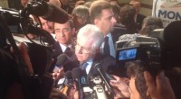 Fischi ed insulti di un gruppo di contestatori hanno accolto Mario Monti, accompagnato dalla moglie Elsa, mentre si apprestava ad entrare nel Teatro Sangiorgi di Catania, blindata dalle forze dell’ordine e vigilata dagli elicotteri della Polizia per l’occasione. Nel filmato di LiveSicilia.it i detrattori di Monti dicono la loro: “Siamo quaranta giardinieri di Catania buttati fuori grazie al presidente del Consiglio. Come pretende ora che lo sosteniamo?”.