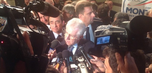 Fischi ed insulti di un gruppo di contestatori hanno accolto Mario Monti, accompagnato dalla moglie Elsa, mentre si apprestava ad entrare nel Teatro Sangiorgi di Catania, blindata dalle forze dell’ordine e vigilata dagli elicotteri della Polizia per l’occasione. Nel filmato di LiveSicilia.it i detrattori di Monti dicono la loro: “Siamo quaranta giardinieri di Catania buttati fuori grazie al presidente del Consiglio. Come pretende ora che lo sosteniamo?”.