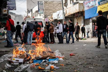 I democratici occidentali continuano ad assistere in un complice silenzio allo sterminio del popolo palestinese. Lo stato d’Israele è il responsabile della strage e pagherà. Nell’istituto di medicina legale di Abu Kabir (Tel Aviv) si è conclusa l’autopsia di Arafat Jaradat, il palestinese morto ieri nella prigione di Megiddo (Galilea). ‘E’ stato percosso dalla testa ai piedi’: è l’accusa lanciata dal padre, dopo aver visto il cadavere nell’Istituto di medicina legale di Tel Aviv Sale la tensione dopo che ieri due giovani sono stati inoltre feriti dagli spari di coloni in Cisgiordania. Il primo ministro palestinese Salam Fayyad si […]