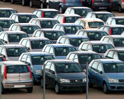 Il 2013 dell’auto in Europa parte con un nuovo record negativo. A gennaio le immatricolazioni hanno toccato il livello piu’ basso dal 1990, segnando nei 27 Paesi Ue piu’ quelli Efta appena 918.280 unita’, in flessione dell’8,5% rispetto a 1.003.763 segnato un anno fa. Lo comunica l’Acea, l’associazione dei costruttori di auto presenti in Europa. A gennaio Fiat Group Automobiles ha immatricolato nell’Ue a 27 più i Paesi Efta 61.010 nuove autovetture, in calo del 12,4% rispetto alle 69.607 unità di gennaio 2012. Fiat Group Automobiles a gennaio ha segnato nell’Ue a 27 più i Paesi Efta una quota […]