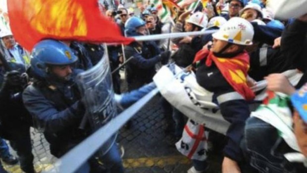   Caro Operai Contro, 11 operai dell’Alcoa stanno ricevendo un avviso di garanzia per gli incidenti avvenuti a Roma tre anni fa. Altri sono in arrivo. Protestavano contro i licenziamenti ed il 10 settembre 2012 , fronteggiavano il muro di polizia che li volevano fermare, nelle strade adiacenti la sede del Ministero dello Sviluppo Economico (MiSE). Fu una delle innumerevoli trasferte romane degli operai della fabbrica di alluminio di Portovesme, per manifestare contro la decisione della multinazionale americana Alcoa, di fermare la produzione di alluminio nell’unico impianto italiano esistente. Svaporate le promesse di rimettere in moto la fabbrica, il […]