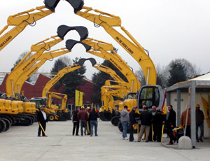 Redazione di Operai Contro, Volge ormai all’epilogo  la vicenda della CNH di  Imola chiusa da Fiat e reindustrializzata con balle di fieno,tutto “l’impegno” sulla vicenda dimostrato dai salvatori della patria,santoni,e benefattori è venuto largamente alla luce.I pochi operai combattivi non hanno potuto contrastare il tutto con conseguenza che al 30 di aprile scadrà la cassa integrazione per cessata attività,tranne per chi ha accettato di andare a lavorare in altre sedi (quello che loro chiamano trasferimenti) molti sono alla CNH di Modena un centinaio di km di distanza da Imola con conseguenti disaggi legati al pendolarismo,a discapito dei lavoratori precari […]