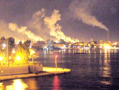 Mentre si concludeva la campagna elettorale ed i cittadini di Taranto iniziavano ad andare a votare lo stabilimento Ilva di Taranto dimostrava loro tutta la sua forza produttiva. Peacelink Taranto consegnerà alla Procura di Taranto un filmato girato la notte scorsa e pubblicato sul sito dell’associazione ambientalista che documenta ‘evidenti emissioni fuggitive dalla Cokeria dello stabilimento Ilva di Taranto. Peacelink chiede, tra l’altro, al garante per l’applicazione dell’Aia, Vitaliano Esposito, «se siano state quantificate le polveri, gli Ipa e il benzene che si sono riversati sui lavoratori e sulla città con queste emissioni fuggitive» e «se disponga di tali […]