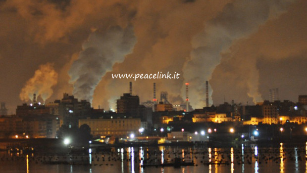 Redazione di Operai Contro, L’ILVA dell’assassino Riva continua a uccidere. E’ la stessa ILVA a cui monti, Bersani, Alfano, Casini, hanno concesso il diritto di fare profitti sulla pelle degli operai. Un operaio è morto e un altro è rimasto ferito alla batteria 9 delle cokerie. La vittima è Ciro Moccia, di 42 anni, era un operaio della manutenzione. L’altro operaio ferito è Antonio Liddi, un operaio di 46 anni della ditta esterna MR. Che faranno i magistrati arresteranno i complici dell’assassino Riva? FIM – FIOM- UILM hanno fatto accordi sulla pelle degli operai. Il risultato sono le uccisioni. […]