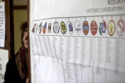 Crolla alle 22 l’affluenza alle urne per le elezioni politiche Questo il quadro della rilevazione dell’affluenza relativo alle ore 22 che vede, rispetto al dato delle ore 19, un calo accentuato del numero dei votanti per le politiche rispetto al 2008: ha votato infatti il 55,17% contro il 62,55% di cinque anni fa. Dunque il calo è di oltre 7 punti percentuali.  L’ANSA e gli altri giornali, riportano il comunicato della polizia borghese: balzo delle regionali.Balza invece al 55,71% (dato aggregato) l’affluenza per le regionali: era stata del 46,86% alle ultime regionali, crescendo quindi di circa 9 punti. I […]