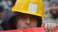 Dal blog di lettera43 Ilva, gli operai denunciano la mancanza di sicurezza e i 100 euro di premio in busta paga Tanto è il bonus dato dall’azienda se non accadono incidenti. E il rischio omertà aumenta. di Antonietta Demurtas I fumi prodotti dall’acciaieria pugliese. Questa volta non è stata la tromba d’aria a sollevare la gru portandosi via la vita di un operaio dell’Ilva. Questa volta, a distanza di appena tre mesi, a seminare morte e disperazione dentro l’acciaieria più grande d’Europa è stata un semplice lamiera messa in orizzontale per sostenere il peso di due lavoratori. È caduta, e […]