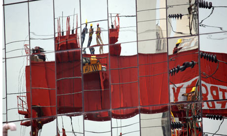 Per il rilascio di 2013 Febbraio GurgaonWorkersNews abbiamo riassunto materiale sul processo di urbanizzazione a Gurgaon. Gurgaon popolazione è passata da poche migliaia a più di 1,5 milioni di euro in 30 anni. In precedenti newsletter si possono trovare relazioni sulle diverse aree proletarie in ed intorno a Gurgaon, che esprimono diverse fasi o segmenti di urbanizzazione. Abbiamo visitato Mandkaula[1] , un paesino nell’entroterra rurale di Haryana, che è diventato un serbatoio di lavoro, fornendo i primi contadini-operai per l’industria Faridabad negli anni 1970 e 1980. Abbiamo descritto la situazione in Chakkarpur [2] , un antico villaggio ora si trova nel centro di Gurgaon, dove l’ex […]