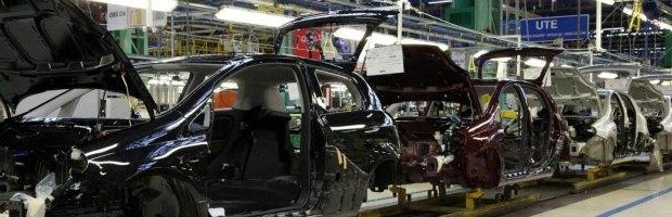 Redazione di Operai Contro, Gli ordinativi totali dell’industria registrano una riduzione congiunturale dell’1,8%. Nella media degli ultimi tre mesi gli ordinativi totali diminuiscono del 3,7% rispetto al trimestre precedente. Secondo i dati dell’Istat nel confronto con il mese di dicembre 2011, l’indice grezzo degli ordinativi segna una variazione negativa del 15,3%. Il calo tendenziale è il peggiore da ottobre 2009. Levariazioni negative più marcate si registrano nella produzione di prodotti farmaceutici di base e preparati farmaceutici (-26,0%), nella fabbricazione di macchinari e attrezzature  (-23,8%) e nella metallurgia e fabbricazione di prodotti in metallo (-21,9%). Cala la produzione industriale e aumentano i licenziamenti degli operai. Tutti vogliono […]