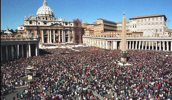 Dopo l’abbandono di papa Clemente I, esiliato nel 97 d.C. su ordine dell’imperatore Traiano, quindi il “gran rifiuto” di dantesca memoria di Celestino V nel 1294, la rinuncia di Gregorio XII, che abdicò nel 1415, fanno oggi scalpore le dimissioni di Benedetto XVI. Il codice canonico contempla la possibilità di rinuncia al sacro soglio pontificio, benché sia giudicata sconveniente. Non è affatto assurdo pensare che le dimissioni di Ratzinger siano riconducibili alle lotte intestine senza tregua tra le opposte cordate (in primis l’Opus Dei) che dilaniano la curia romana sulla questione dello IOR, la banca vaticana. Questa potrebbe sembrare […]