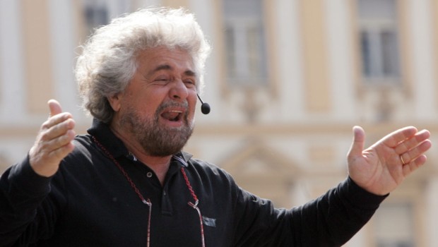 Non commettiamo l’errore di sottovalutare le doti “miracolose” del nuovo “Unto del signore”, il “guru” o il “santone” della nuova religione laica di massa, il “grillismo”. Infatti, come si sono moltiplicati “miracolosamente” i numeri relativi alla partecipazione dei “grillini” in piazza San Giovanni, malgrado le leggi della fisica e della matematica non lo consentano, così si moltiplicheranno miracolosamente i loro voti. Ripeto: è un “miracolo” di cui soltanto Grillo e i suoi discepoli sono capaci. Ma non si tratta di miracoli. La verità è che il “grillismo” è diventato improvvisamente il nuovo fenomeno politico perché qualcuno (dall’alto) lo ha […]