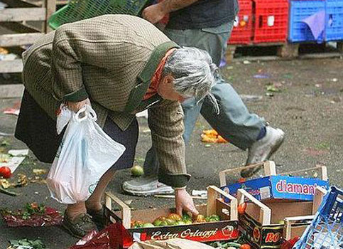 Redazione di Operai Contro, Renzi continua la sua campagna per il Si. Ai padroni regali di milioni di euro. “Le tasse  continuano ad andare giù: va giù l’Ires, via l’Irpef agricola. Ma non devono lamentarsi neanche i pensionati sotto i mille euro. Con la legge di stabilità arrivano “30-50 euro per le pensioni più basse, E’ chiaro che la manovra dovrà essere ancora votata dal Senato. I pensionati se sopravviveranno agli stenti potranno festeggiare. I pensionati sono avvertiti. Se Renzi vince può darsi che arrivano .“30-50 euro per le pensioni più basse. Renzi non è Achille Lauro che dava […]