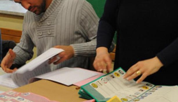 Camera, oltre 1,2 milioni di schede bianche e nulle Alla Camera sono state oltre un milione 260 mila le schede bianche o nulle, mentre al Senato sono state circa un milione e 100.000. In particolare, secondo i dati del Viminale, alla Camera le schede bianche sono state 395.286 (1,12% del totale) e quelle nulle 871.780 (2,47%), mentre 1.951 le schede contestate e non assegnate. Al Senato, invece, le schede bianche sono state 369.301 (1,16%), quelle nulle 762.534 (2,40%) e le schede contestate e non assegnate 1.970.