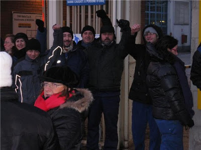 Redazione di Operai Contro, IL 4 lUGLIO 2013 I SINDACATI AZIENDALI CISL-UIL-FISMIC-ASS.QUADRI HANNO DIOMOSTRATO PER L’ENNESIMA VOLTA DI QUALE PASTA SONO FATTI, DOPO AVER “PROMESSO” AGLI OPERAI UN QUALCHE “PREMIO” MANCIA IN EURO, LEGATO ALLA PRESENZA, SABATI COMPRESI. il 4 di luglio 2013 hanno dimostrato ancora una volta la loro natura di falsi che dicono menzogne agli operai sapendo di mentire. Ebbene, sono venuti fuori dall’incontro con la direzione Fiat, con zero euro per gli operai…non avevamo dubbi a proposito. Nel frattempo la Fiat ha chiamato ulteriori sabati comandati obbligatori per i giorni 13 luglio e 20 luglio, rileviamo […]