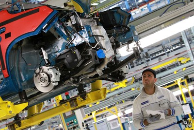 A cura di Gabriella Bellini Omicidio colposo e violazioni delle norme di sicurezza sui luoghi di lavoro. Sono i reati per cui la Procura di Nola ha iscritto nel registro degli indagati 7 persone per la morte di Vincenzo Esposito Mocerino. L’addetto alle pulizie di Somma Vesuviana deceduto in un incidente nello stabilimento Fiat di Pomigliano d’Arco il 18 luglio. Si tratta di alcuni tra dirigenti e impiegati sia della fabbrica dell’azienda automobilistica che della “De Vizia” ditta per la quale l’operaio 62enne prestava servizio. Ad occuparsi delle indagini i carabinieri della Compagnia di Castello di Cisterna ed i pm  Maria Cristina […]