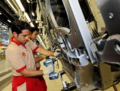 La Puglia è la regione italiana che ha fatto registrare il maggior calo di voti per il Partito democratico, seguita (in percentuale) dalla Basilicata: lo rileva l’Istituto Cattaneo in un’analisi del voto diffusa oggi. Secondo gli analisti dell’istituto, complessivamente il Pd nelle elezioni  ha perso 3.435.958 voti rispetto alle precedenti elezioni politiche, pari a una contrazione del 28% (-28,4%). Il calo è stato significativo e diffuso sull’intero territorio nazionale, ma con picchi superiori alla media nelle regioni meridionali (-37%rispetto al 2008) e del Centro. In particolare, la perdita più importante si è avuta in Puglia (-44,8% pari a 330.000 voti) e […]