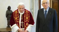 “Signor Presidente, ha trovato il tempo di venire a salutarmi”, ha detto il Papa. “No, è lei mi ha dato opportunità di rivederla”, ha risposto Napolitano. Nel corso della visita il Capo dello Stato ha accennato alla sua recente visita negli Stati Uniti e alla prossima visita in Germania. E ha regalato al Papa un’edizione rara dei Promessi Sposi. Benedetto XVI ha invece donato una stampa. Salutando il Capo dello Stato e sua moglie, il Papa ha assicurato le sue preghiere per l’Italia. 