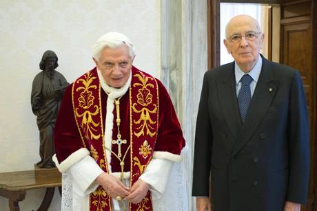 “Signor Presidente, ha trovato il tempo di venire a salutarmi”, ha detto il Papa. “No, è lei mi ha dato opportunità di rivederla”, ha risposto Napolitano. Nel corso della visita il Capo dello Stato ha accennato alla sua recente visita negli Stati Uniti e alla prossima visita in Germania. E ha regalato al Papa un’edizione rara dei Promessi Sposi. Benedetto XVI ha invece donato una stampa. Salutando il Capo dello Stato e sua moglie, il Papa ha assicurato le sue preghiere per l’Italia. 