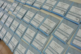 Redazione di Operai Contro, la farsa elettorale è appena finita. Pd, Pdl, UDC, Lega bussano a quattrini. I ladri si fanno avanti Ammontano a 159 milioni i rimborsi elettorali che i partiti riceveranno e che si ripartiranno proporzionalmente ai voti presi alla Camera e al Senato. Il partito con maggiori rimborsi e’ il Pd, con 45,8 milioni; Pdl andranno 38 milioni Monti 15 milioni Ammontano a circa 42,7 milioni i rimborsi elettorali che il Movimento Cinque Stelle dovrebbe ricevere grazie ai suoi risultati nelle urne. Secondo le elaborazioni effettuate dall’Ansa in base della legge vigente. IL Movimento di Beppe […]