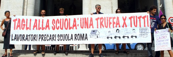 Sono i 75mila supplenti della scuola pubblica chiamati in massa a sostituire quelli di ruolo per mettere una pezza al colabrodo dell’insegnamento. E poi ripagati con un clamoroso schiaffo: lo stipendio zero. Alcuni non lo ricevono da tre mesi, molti non sanno neppure quando la prima busta paga del 2013 arriverà. I più stremati sono quei 25mila che hanno firmato un contratto annuale, altri hanno lavorato per molte meno ore, anche solo per un giorno. E tuttavia non hanno ricevuto un euro. Quasi diecimila non percepiscono lo stipendio da dicembre o addirittura da novembre. E non sono i soli. Perché sull’altare sacrificale […]