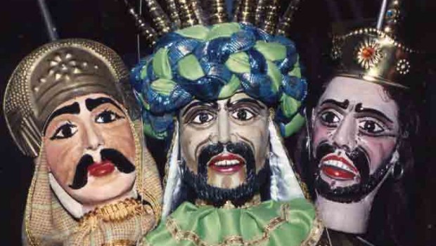 Egregio Direttore, Anche Grillo come Berlusconi attacca i Magistrati, e tra i due si apre una contesa su chi è il più bersagliato dai Magistrati. Napolitano fa visita a Obama e in privato discutono delle azioni di guerra dei loro rispettivi paesi in varie parti del mondo. Poi in mondovisione Napolitano fa propaganda alla lista Monti, “deplorando chi ora critica il governo Monti”. Monti si appaia con Napolitano e attacca i suoi predecessori al governo, dichiarando: “ Ho ereditato l’Italia da un governo di cialtroni”. Berlusconi accusa Monti di essere un economista incompetente e di “guardare l’economia dal buco […]