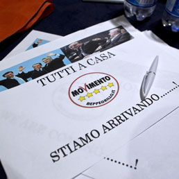 A spoglio completato, l’Italia che esce dalle urne in queste elezioni politiche 2013 non ha nessuna maggioranza. L’alleanza tra Pd e Sel vince di un soffio alla Camera, il Movimento 5 Stelle diventa il primo partito a Montecitorio e il Senato appare spaccato: il centrosinistra ottiene il 31,63% (Pd al 27,43%) ed è il partito di maggioranza relativa, mentre la coalizione composta da Popolo della Libertà e Lega Nord si ferma al 30,72% (Pdl al 22,30%), il Movimento 5 Stelle al 23,79%, la lista di Mario Monti al 9,13%, Rivoluzione civile all’1,79%, Fare per fermare il declino allo 0,90%. […]
