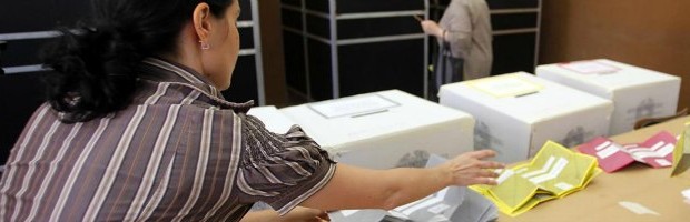 Affluenza in calo per le politiche. Il dato parziale delle 12 parlava di un’affluenza ai seggi del 14,9% degli aventi diritto. Nel 2008 erano stati il 16,46, l’1,5% in più. Il calo più netto si è registrato in Campania, dove l’affluenza è scesa di 4 punti: dal 14,84 del 2008 all’10,80 di oggi. Due punti invece in Trentino Alto Adige (16,46 contro 18,37), in Emilia Romagna (20.40 contro 22.46) al sud con la Puglia all’11,62% (era il 13,21 nel 2008), Basilicata al 9,71% (era all’11,53%) Calabria al 7,96% (era al 10.26). Tra le grandi città, il calo maggiore si registra a Napoli, dove sono andati a votare l’11,75% degli aventi diritto contro […]