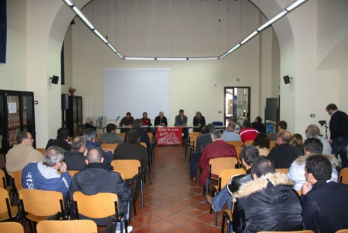 Caro Operai Contro, pagine e pagine dei maggiori quotidiani parlano delle dimissioni del papa. Altri articoli riguardano i candidati elettorali delle prossime elezioni, con le loro chiacchiere e i loro simboli. Poi notizie  legate ad altro, esempio il festival di Sanremo, gli arresti al vertice di Finmeccanica, la denuncia a Formigoni. ecc. ecc. I fatti e le notizie si avvicendano giorno per giorno, ma ho notato che per i giornali e i mezzi d’informazione in genere, c’è sempre qualcosa di più interessante delle nostre ragioni e dei nostri problemi, normalmente relegati in un angolino, salvo eccezionalmente affrontarli come “fenomeni”, […]