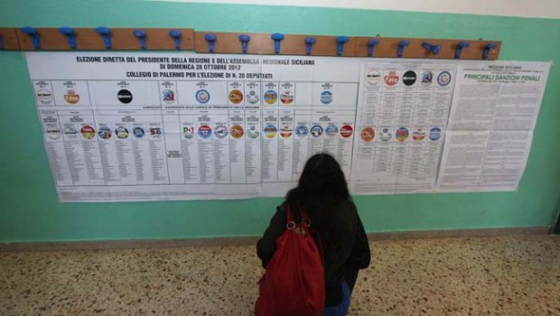 Avvicinandosi la data fatidica delle elezioni, i contendenti  si lanciano in avvertimenti squisitamente mafiosi e, complici i «mercati», paventano scenari catastrofici, nel caso venissero disattesi i loro «inviti». Sostanzialmente, la partita si gioca tra due squadracce: da un lato Bersani(Renzi)-Monti, dall’altro Berlusconi-Maroni. Leader e supporters sono assai preoccupati, non tanto per il tetro orizzonte economico, ma per un’evoluzione sociale magmatica, dove vecchio e nuovo oggi si incrociano e, domani, potrebbero scontrarsi. Con esiti del tutto imprevedibili. E preoccupanti. Lo sappiamo, il voto serve essenzialmente ai padroni che, in questo modo, possono definire la consistenza delle diverse aree di consenso […]