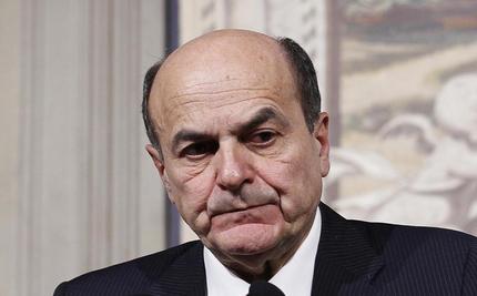Bersani non ha trovato i numeri. Bersani però non ha rinunciato all’incarico. La torta dei milioni di euro su cui metteranno le mani i parlamentari del Pd è grande e non mollano Il segretario Pd è ancora in campo e la palla ce l’ha Napolitano. Il presidente della Repubblica si è riservato di “prendere senza indugio iniziative che gli consentano di accertare personalmente gli sviluppi possibili”. Ha detto il segretario generale del Quirinale Donato Marra. Napolitano riprende le consultazioni, i borghesi vogliono un governo, i tagli da fare non sono finiti. “Questo Paese ha bisogno di un governo a […]