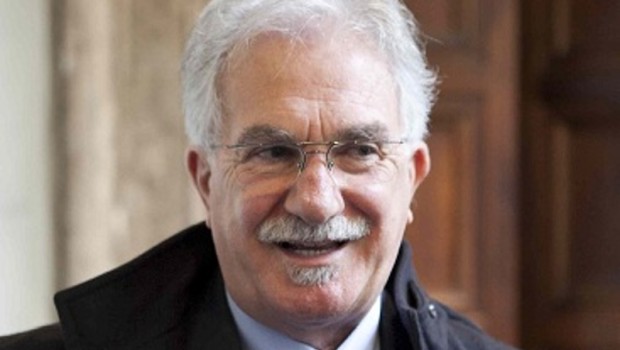 Caro Direttore, Bonanni si muove di nascosto. Ha paura di essere riconosciuto per strada, additato e parafrasato come un galantuomo. Ecco come descrive il Corriere Economia la partecipazione del segretario generale della Cisl, ad una riunione della Cisl stessa, regolarmente convocata: “Raffaele Bonanni ha partecipato a sorpresa a una riunione con la Cisl Lombarda in un albergo di Milano”. Viene descritto come se vivesse in clandestinità. In effetti dopo le pugnalate nella schiena agli operai e al movimento sindacale, Bonanni oltre le sedi della Cisl, frequenta solo padroni e i loro politici. Gira sotto scorta guardandosi intorno circospetto,  qualcuno […]