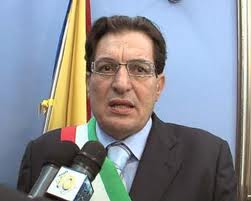 Egregio Direttore, in Sicilia l’asse Crocetta-Grillini annuncia l’abolizione delle provincie. O meglio le provincie continueranno a esistere ma sotto un altro nome, si chiameranno “liberi consorzi dei Comuni”, o giù di lì. Non saranno più decisi dalle elezioni ma, dai sindaci dei territori che nomineranno i vertici. Il personale delle attuali provincie, non sarà riciclato nei lavori socialmente utili, come avviene per i comuni mortali quando l’azienda chiude i battenti, ma resterà tranquillamente al suo posto continuando a intascare retribuzioni stratosferiche. L’asse Crocetta-grillini vanterà l’abolizione delle provincie. Che bella la democrazia dell’abolizione delle provincie. Saluti e baci