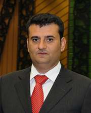 Il Pd, con falsa ingenuità, sventola la bandiera del nazionalismo Nella vicenda dei due marò pugliesi accusati dell’omicidio di due pescatori indiani e da mesi in bilico fra Italia e India sono stati in molti a sventolare la bandiera del nazionalismo. Ultimo fra questi il parlamentare pugliese del Pd, onorevole Antonio Decaro, il quale in una interrogazione ai ministri della Giustizia, della Difesa e degli Affari Esteri chiede chiarezza sulle motivazioni che hanno portato al rientro in India dei due fucilieri di Marina, il barese Salvatore Girone e il tarantino Massimiliano Latorre. Decaro chiede di sapere quali siano le […]