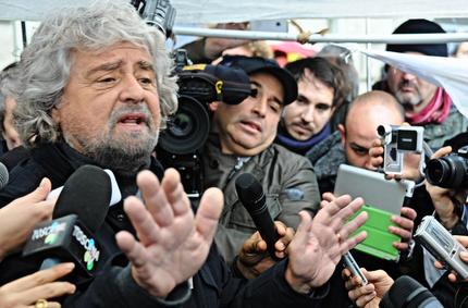 Redazione di OperaiContro, i padroni devono ringraziare Grillo. Grillo ha affermato: “Ho incanalato tutta la rabbia in questo movimento. Dovrebbero ringraziarci uno ad uno: se noi falliamo l’Italia sarà guidata dalla violenza nelle strade”. Lo dice il leader di M5S Beppe Grillo in un’intervista al magazine Time mettendo in guardia che se il suo movimento fallirà “questo accadra”. Tutto è iniziato qui: il Fascismo, le banche. Abbiamo inventato il debito e anche la mafia. Se la violenza non è iniziata qui” è grazie al nostro movimento, afferma Grillo. Grillo si da la qualifica di salvatore della democrazia borghese. Il […]