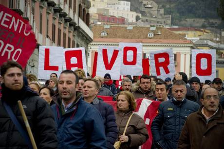 Redazione di Operai Contro, A giugno gli occupati diminuiscono dello 0,1% rispetto a maggio, con 21 mila persone in meno a lavoro, e dell’1,8% su base annua, con 414 mila occupati in meno.  Cresce disoccupazione giovanile sale al 39,1% – Il tasso di disoccupazione giovanile (15-24anni) a giugno sale al 39,1%, in crescita di 0,8 punti percentuali su maggio e di 4,6 punti su base annua, Tra gli under 25 ci sono 642 mila ragazzi alla ricerca di un lavoro. Il governo Letta, governo Pd-Pdl lavora con metodo Un disoccupato