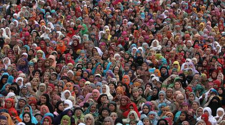 Come ogni anno il giorno dell’8 marzo si ripete stancamente la festa della donna, che ripropone liturgie e modalità rituali e gestuali di segno edonistico commerciale, frutto di un processo di svuotamento, di rimozione o travisamento del valore più autentico dell’idea originaria, del senso più antico e profondo di una festa laica come l’8 marzo. Il valore storico di una ricorrenza, laica o religiosa che sia,  se non è stato definitivamente azzerato o frainteso, rappresenta semplicemente la cornice esteriore, banalizzata e volgarizzata, mentre ciò che conta è il primato della merce, la prassi standardizzata che annienta e svilisce ogni […]