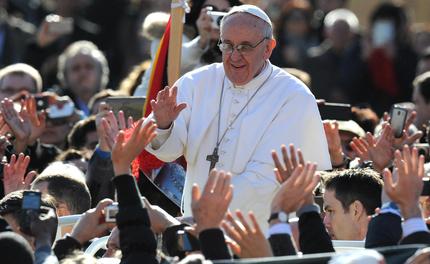 Caro Operai Contro, più i tempi della crisi si fanno cupi e più nuovi imbonitori vengono piazzati nei posti importanti. Il nuovo papa inneggia alla bontà, ma più o meno indirettamente predica rassegnazione e sottomissione, a quanti sono schiacciati sui gradini più bassi della società, non per sfortuna o per caso, ma proprio in modo sistematico, dal funzionamento stesso di questo sistema sociale. Guardiamo e andiamo oltre gli imbonitori, tanto più quando siedono sopra immani ricchezze come quelle del Vaticano. Smascheriamo chiunque, usa gli imbonitori per fornire una copertura “umanitaria” e filosofica alla propria politica di sfruttamento e sottomissione […]