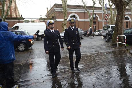 Il governo Italiano fà marcia indietro, l’India è un boccone troppo grande. I due marò Massimiliano Latorre e Salvatore Girone sono partiti questa notte per l’India a bordo di un velivolo militare decollato dall’aeroporto di Brindisi. Il sottosegretario agli Esteri Staffan De Mistura che li accompagnerà, precisa che il governo indiano ha garantito che non ci sarà la pena di morte nei loro confronti. Il Presidente della Repubblica, Giorgio Napolitano – si legge nella nota – ha avuto una conversazione telefonica con il fuciliere di Marina Massimiliano Latorre nel corso della quale ha espresso a lui e al suo […]