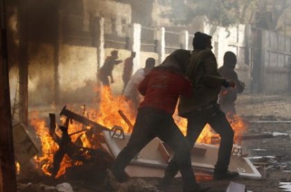 In Egitto qualcuno vota ancora i pagliacci. Gli operai hanno invece deciso da tempo di dichiarargli guerra. A differenza dell’Italia. Proseguono gli scontri a Port Said, sono almeno 5 i morti, tutti operai. Port Said era un florido porto franco per l’Egitto, ora ne resta l’ombra e nessuno se ne interessa a livello istituzionale. Non avendo niente da perdere, gli operai lottano fisicamente per la propria sopravvivenza. In Italia, oggi, Bridgestone Europa comunica con un fax, senza alcun preavviso o precedenti segnali di allarme, che intende chiudere lo stabilimento di Modugno, periferia di Bari. 950 operai circa più un […]