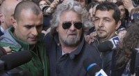 Luigi Bersani rinunci ai rimborsi elettorali. E’ l’appello fatto su twitter da Beppe Grillo, che ha chiesto al leader del Partito Democratico di non accettare i 48,8 milioni di euro dei rimborsi. Il capo del Movimento 5 Stelle ha pubblicato sul social network la foto di un documento per la rinuncia con l’invito a Bersani a sottoscriverlo. “Per facilitare il compito ho preparato il documento che Bersani può firmare per ufficializzare il rifiuto”, ha avvertito. “Bersani, firma qui! Meno parole e più fatti”. “Il M5S li rifiuta esattamente come per le elezioni amministrative”, ha precisato Grillo. “Le spese per la campagna elettorale sono state integralmente sostenute […]