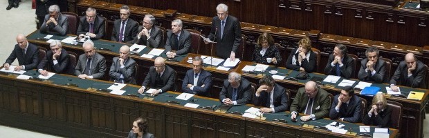 Aumenteranno anche nel 2013. E’ l’effetto di ‘salvataggio’ di Mario Monti, Ecco un breve riassunto di quello che ci aspetta nel 2013, ovvero dei modi in cui altri 14,7 miliardi usciranno dai conti di famiglieper entrare in quelli dell’erario. Aumento dell’Iva – Senza interventi, dal 1 luglio l’aliquota oggi al 21% salirà di un punto. Il governo ha messo a bilancio questo provvedimento per oltre due miliardi di euro nei soli ultimi sei mesi del 2013, per Confcommercio di miliardi ne vale invece almeno 3,5 (sette l’anno). Anzi, valeva: il gettito Iva, infatti, è in continuo crollo grazie al combinato disposto […]