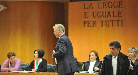 PROCESSO D’APPELLO THYSSENKRUPP nessuna giustizia, nessuna pace Dopo 5 anni dalla strage l’ennesima doccia fredda per i familiari delle vittime e gli ex lavoratori nel processo ThyssenKrupp: derubricato il reato più grave (per l’ad H. Espenhahn l’omicidio volontario diventa colposo), ridotte significativamente le pene per tutti gli altri imputati e concesso anche il dissequestro della Linea 5. Giustamente i familiari hanno occupato l’aula per ore e non sono mancati attacchi al ViceSindaco T. Dealessandri, contestato per il ruolo avuto dal Comune nella vicenda: ritiro dal processo d’Appello (in cambio di un lauto risarcimento) e soprattutto la ricollocazione di decine di […]