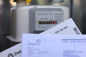 Caro Operai Contro Calo del 4% delle tariffe del gas. Calo dell’1% delle tariffe dell’elettricità. Questi “cali”, non sono altro che l’adeguamento delle tariffe italiane ai prezzi europei. L’Italia finora non si era adeguata ed ora, Guido Bortoni presidente dell’Autorità per l’Energia e il Gas, spaccia questi “cali”, (se poi arriveranno davvero), come “riforma energetica”. Ma chi ci restituisce i soldi che per anni abbiamo pagato in più rispetto alle tariffe europee, mentre noi c’indebitavamo per pagare il mutuo e arrivare alla fine del mese? Bortoni, prima di riempirti la bocca di “riforme”, ridacci i nostri soldi, se no […]