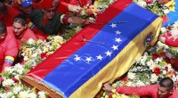 rassegna stampa America Latina, Venezuela, democrazia, classi Wsws  130306 Muore il venezuelano Hugo Chávez Bill Van Auken –       Chávez giunge alla ribalta politica come leader di un colpo di Stato fallito contro il corrotto regime di Pérez, leader del partito socialdemocratico, Action Democratica, e responsabile della sanguinosa repressione del Caracazo, una rivolta popolare contro l’austerità imposta dall’FMI, in cui furono uccise 3000 persone. –       Scarcerato dopo due anni di carcere, fonda il “movimento bolivariano” e si presenta candidato alla presidenza nel 1998, dichiarando di non rappresentare né la destra né la sinistra, con un programma di riforme sociali ed […]