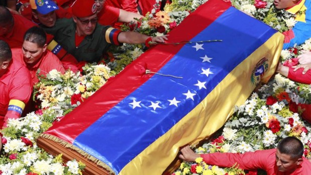 rassegna stampa America Latina, Venezuela, democrazia, classi Wsws  130306 Muore il venezuelano Hugo Chávez Bill Van Auken –       Chávez giunge alla ribalta politica come leader di un colpo di Stato fallito contro il corrotto regime di Pérez, leader del partito socialdemocratico, Action Democratica, e responsabile della sanguinosa repressione del Caracazo, una rivolta popolare contro l’austerità imposta dall’FMI, in cui furono uccise 3000 persone. –       Scarcerato dopo due anni di carcere, fonda il “movimento bolivariano” e si presenta candidato alla presidenza nel 1998, dichiarando di non rappresentare né la destra né la sinistra, con un programma di riforme sociali ed […]