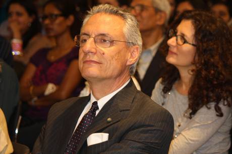 Gli aeroporti indiani sono stati avvertiti: l’ambasciatore italiano non deve lasciare il Paese. Sta prendendo contorni sempre più gravi la crisi tra Italia e India dopo il mancato rientro a New Delhi dei due marò, Massimiliano Latorre e Salvatore Girone, accusati di omicidio, per decisione del governo italiano. Il ministero dell’Interno indiano – riferisce l’agenzia ufficiale Pti – ha inviato oggi una notifica a tutti gli scali del Paese avvertendoli della restrizione imposta dalla Corte Suprema all’ambasciatore d’Italia Daniele Mancini che non può lasciare il Paese fino al 19 marzo, giorno dell’udienza alla Corte. Una decisione presa ieri dalla […]