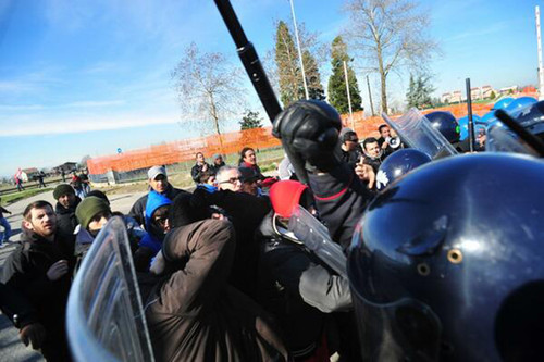 Seconda violenta carica della polizia, da questa mattina, al picchetto dei lavoratori della logistica – oggi in sciopero su tutto il territorio nazionale – davanti alla Cta Coop Adriatica di Anzola Emilia! Un lavoratore investito da un camionista è stato trasporato in ambulanza in ospedale. Chi ne ha la possibilità accorra sul luogo e diffonda il più possibile la notizia.